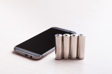 Telefon ve dört pil