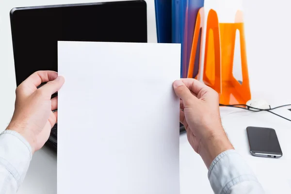 Señor en su mano sosteniendo un modelo de documento de liberación para la firma . — Foto de Stock