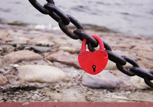 Cerradura roja con forma de corazón — Foto de Stock