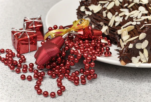 チョコレートとナッツにクリスマスのログ — ストック写真