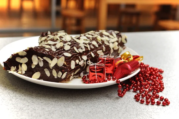 Weihnachtsprotokoll mit Schokolade und Nüssen — Stockfoto