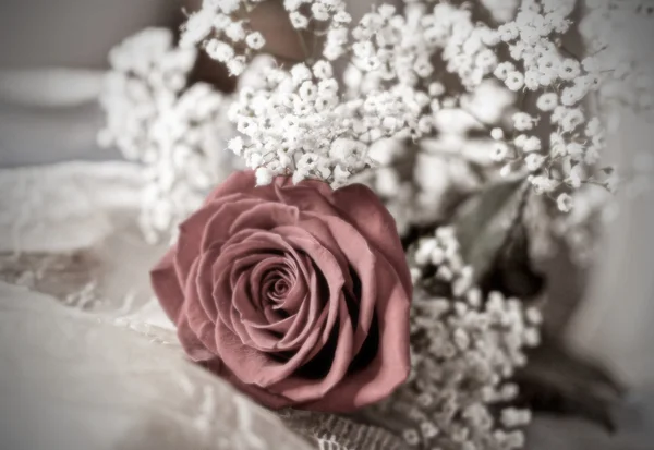 Kırmızı gül ve beyaz çiçekler