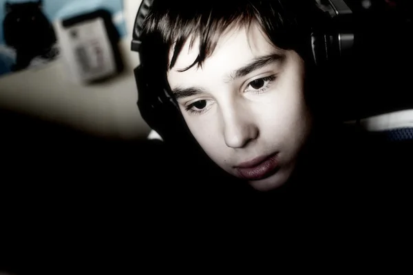 Kulaklıklı çocuk.