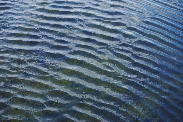 Текстура Поверхні Води Покрита Бризурами Озеро Чистою Водою Зеленими Водоростями — стокове фото