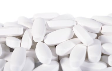 Beyaz bir beyaz haplarla yığını