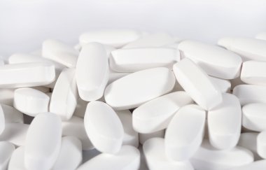 Beyaz bir beyaz haplarla yığını