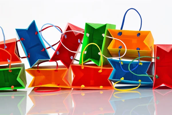 Compras coloridas bolsas de papel de venta primer plano en un blanco —  Fotos de Stock