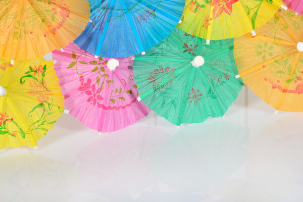 Цветной бумажный коктейльный зонтик
