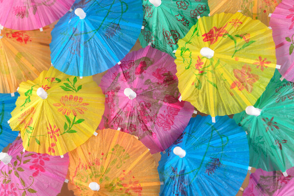 Цветной бумажный коктейльный зонтик крупным планом
