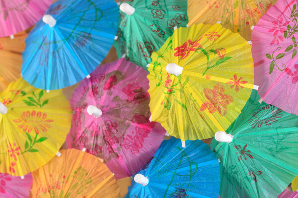 Цветной бумажный коктейльный зонтик крупным планом
