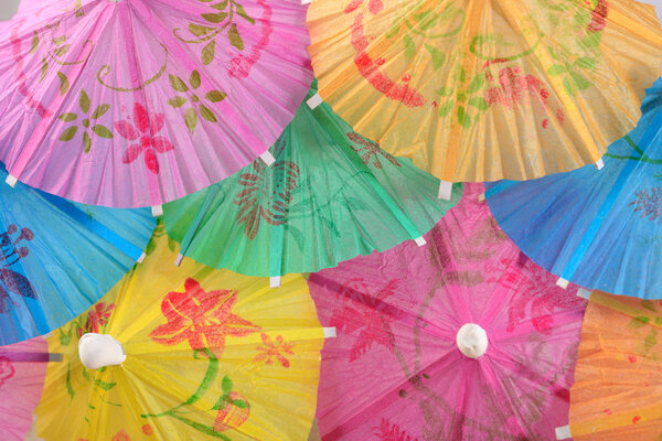 Цветной бумажный коктейльный зонтик крупным планом
 