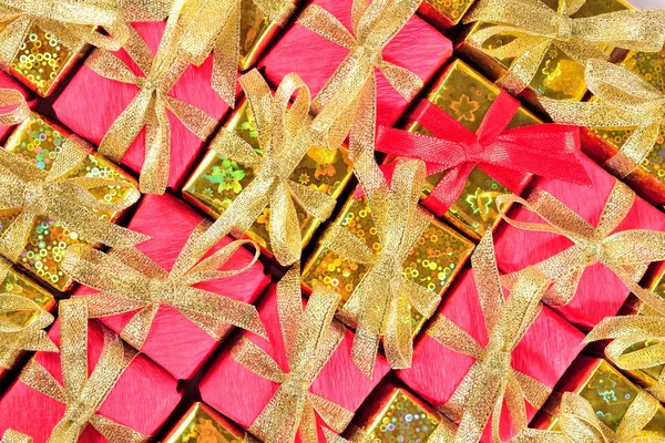 Goldene und rote Geschenke — Stockfoto