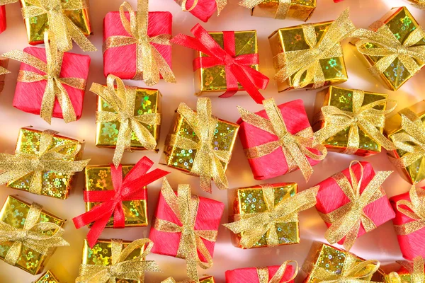 黄金と赤の贈り物クローズ アップのトップ ビュー — ストック写真