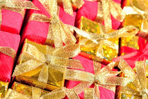 Vista superior de presentes dourados e vermelhos close-up — Fotografia de Stock