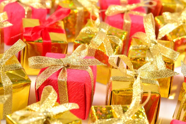 Bovenaanzicht van gouden en rode geschenken close-up — Stockfoto