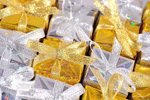 Κάτοψη του close-up χρυσά και ασημένια δώρα — Φωτογραφία Αρχείου
