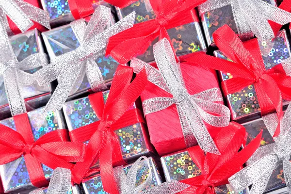 Zilveren en rode geschenken close-up als achtergrond — Stockfoto