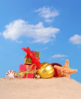 Noel süsleri, kabukları ve denizyıldızı plaj kum üzerinde