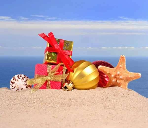 Weihnachtsdekoration, Muscheln und Seesterne am Strand — Stockfoto