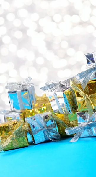 Gouden en zilveren geschenken op een achtergrond bokeh — Stockfoto