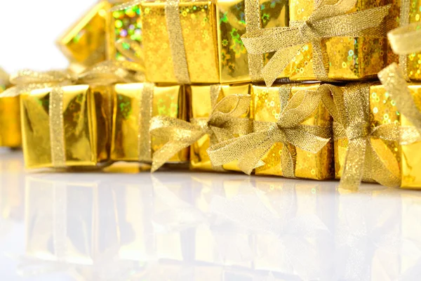 Presentes dourados close-up em um branco — Fotografia de Stock
