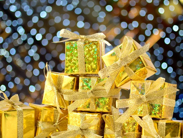 Gouden giften op de achtergrond van een kleurrijke bokeh — Stockfoto