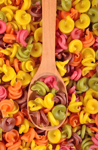 Pasta italiana colorata in un cucchiaio — Foto Stock