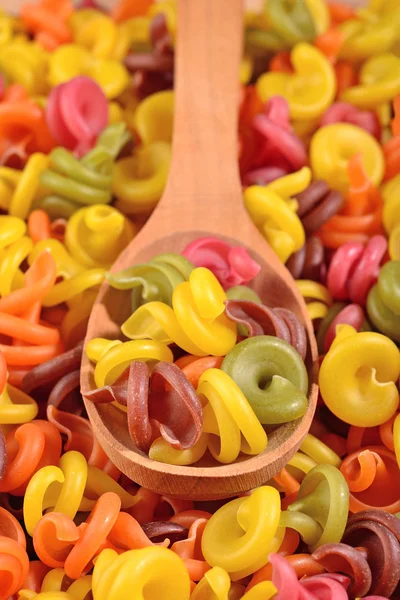 Farbige italienische Pasta in einem Löffel — Stockfoto