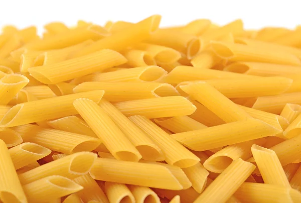 Un mucchio di penne di pasta italiana su un bianco — Foto Stock