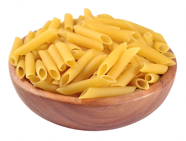 Penne pasta italiana en un tazón de madera sobre un blanco — Foto de Stock