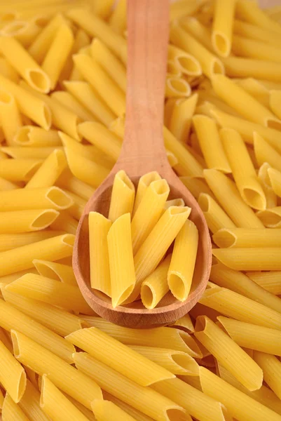 Penne di pasta italiana in un cucchiaio — Foto Stock