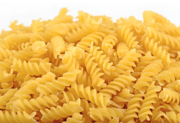 Un mucchio di fusilli di pasta italiana cruda su un bianco — Foto Stock