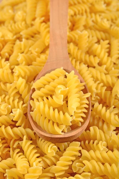 未煮熟的意大利面食螺丝在勺子 — 图库照片