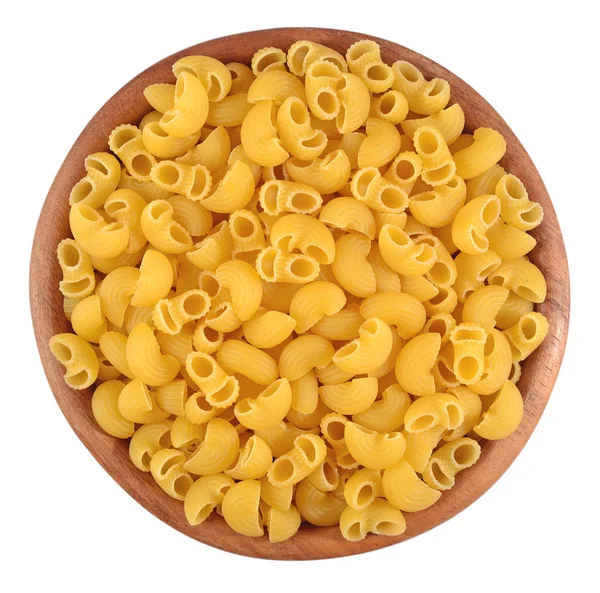 Okokt italiensk pasta pipe rigate i en trä skål på en vit — Stockfoto