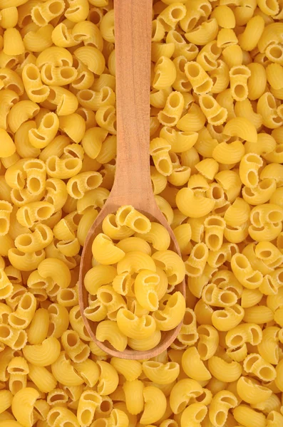 Tubo di pasta italiana cruda rigate in un cucchiaio — Foto Stock