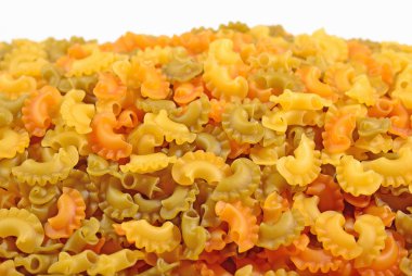 Bir beyaz renkli pişmemiş İtalyan makarna yığını