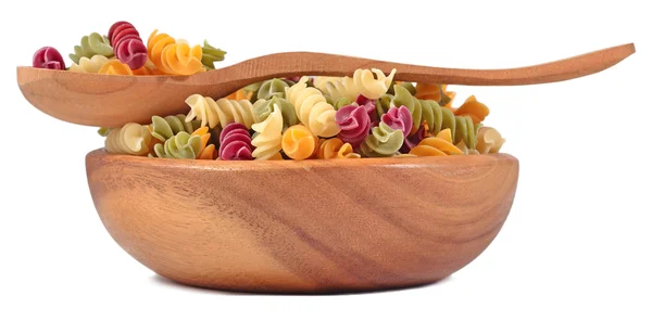 Fusilli di pasta italiana cruda colorati in una ciotola di legno su un whi — Foto Stock