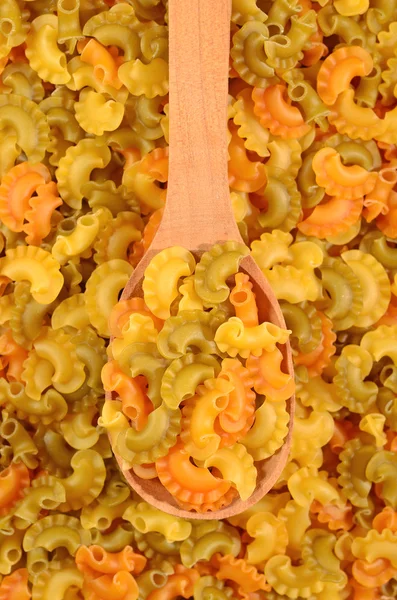 Pasta italiana cruda colorata in un cucchiaio — Foto Stock
