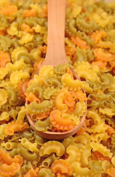 Farbige ungekochte italienische Pasta in einem Löffel — Stockfoto