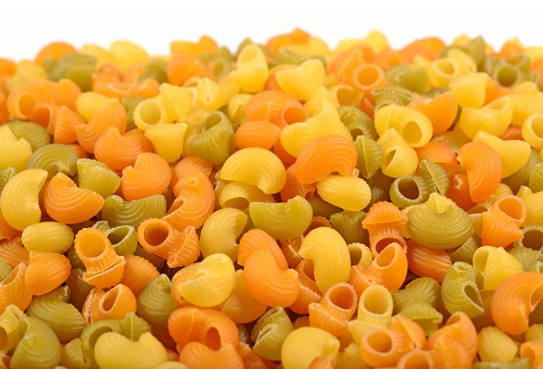 Un mucchio di tubi di pasta italiana cruda colorati rigano su un bianco — Foto Stock