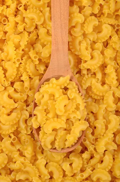 Pasta italiana cruda in un cucchiaio — Foto Stock