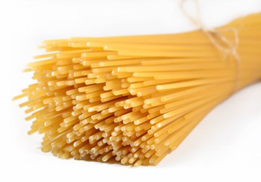 Bir beyaz pişmemiş İtalyan makarna spagetti avuç
