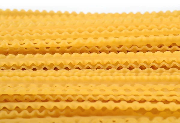 Pasta italiana cruda mafaldine su un bianco — Foto Stock