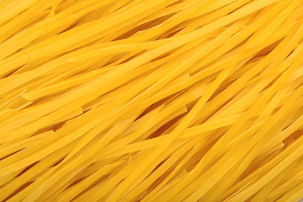 Tagliatelle di pasta italiana cruda sfondo — Foto Stock