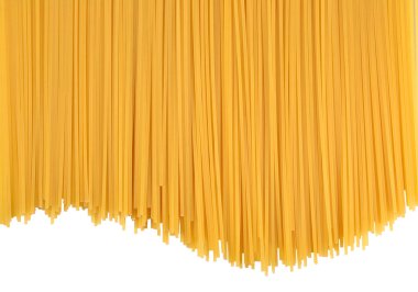 Pişmemiş İtalyan makarna spagetti bir beyaz