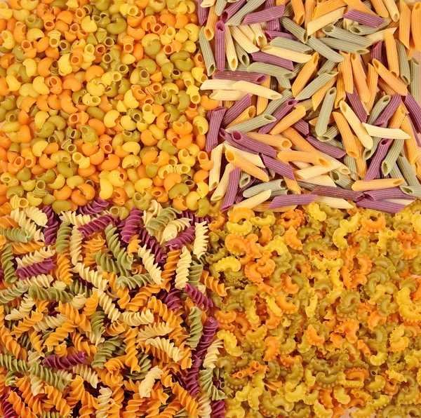 Sortiment av färgade okokt italiensk pasta som bakgrund — Stockfoto