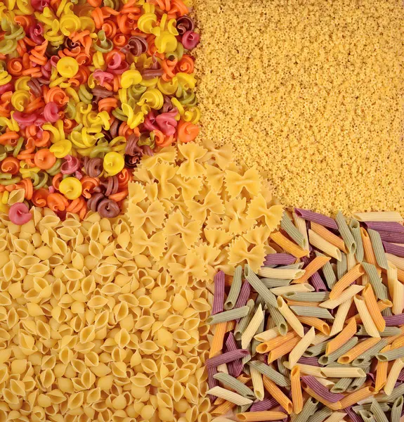 Assortimento di pasta italiana cruda colorata come sfondo — Foto Stock