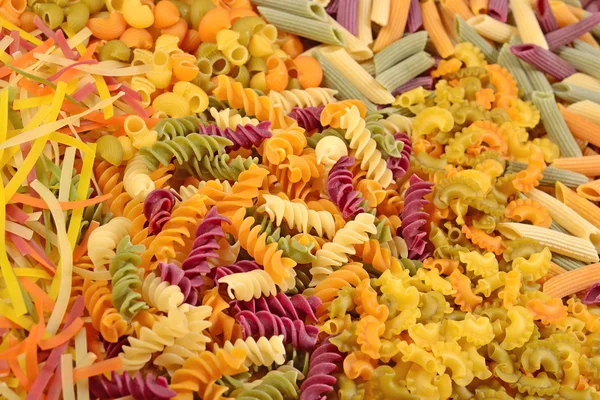 Ассортимент цветной сырой итальянской пасты крупным планом — стоковое фото