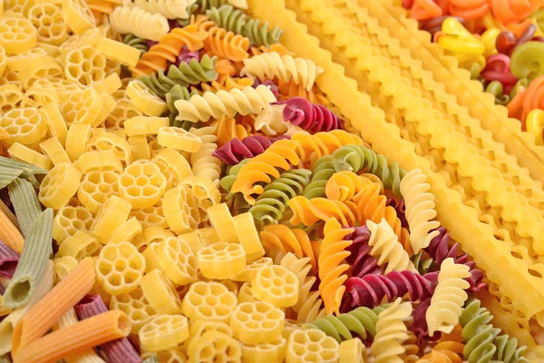Surtido de pasta italiana coloreada sin cocer de cerca — Foto de Stock