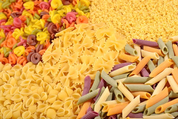 Surtido de pasta italiana coloreada sin cocer de cerca — Foto de Stock